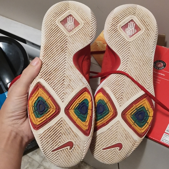 Men's Nike Kyrie 3 University Red 2017 - Picture 2 of 4